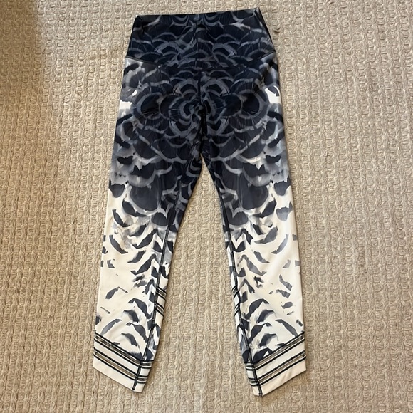 Lululemon High Times Pant *SE Pretty Plume Angel Wing (BB3) Size 8 - Picture 3 of 7